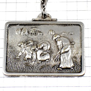 キーホルダー・落穂拾いミレー画シルバー銀色 JEAN-FRANCOIS-MILLET DES-GLANEUSES FRANCE