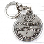 キーホルダー・ワイン酒グラス水ピッチャー銀色シルバー BAR-DE-LA-CORDERIE FRANCE