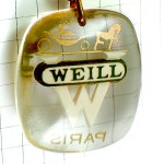 キーホルダー・ヴェイユ洋服ブランドＷアルファベット白い文字パリ馬車 WEILL FASHION PARIS FRANCE