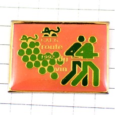ピンバッジ・ワイン葡萄酒のブドウ房ランナー陸上選手