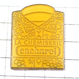 ピンバッジ・キャシャレルのシャツきちんと折りたたまれたシュミーズ服 CACHAREL SHIRT FRANCE