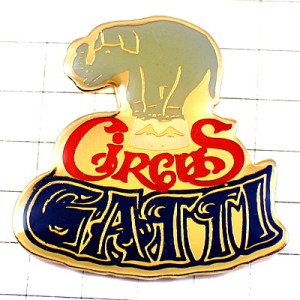 ピンバッジ・白い馬サーカス赤い文字と青い文字