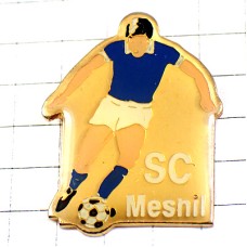 ピンバッジ・サッカー選手ドリブル球 MESNIL FRANCE