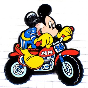 ピンバッジ・オートバイに乗るミッキーマウス二輪バイク16番MMディズニー