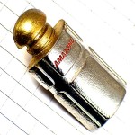 ピンバッジ・アマゾン香水エルメス瓶シルバー銀色 HERMES PARFUMS AMAZONE FRANCE
