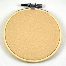 ピンバッジの壁掛け・ベージュ色フェルト刺繍フープ直径10CMディスプレイ