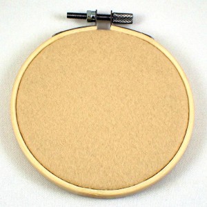 ピンバッジの壁掛け・ベージュ色フェルト刺繍フープ直径10CM