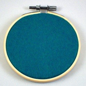 ピンバッジの壁掛け・ブルー青色フェルト刺繍フープ直径10CM