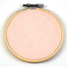 ピンバッジの壁掛け・ピンク色フェルト刺繍フープ直径10CMディスプレイ