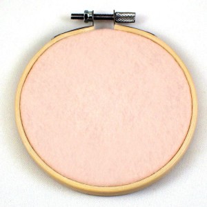 ピンバッジの壁掛け・ピンク色フェルト刺繍フープ直径10CM