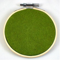 ピンバッジの壁掛け・グリーン緑色フェルト刺繍フープ直径10CMディスプレイ