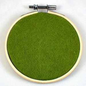 ピンバッジの壁掛け・グリーン緑色フェルト刺繍フープ直径10CM