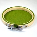 ピンバッジの壁掛け・グリーン緑色フェルト刺繍フープ直径10CM