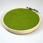 ピンバッジの壁掛け・グリーン緑色フェルト刺繍フープ直径10CM