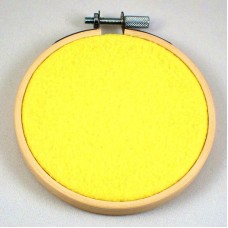 ピンバッジの壁掛け・レモンイエロー薄い黄色フェルト刺繍フープ直径10CMディスプレイ