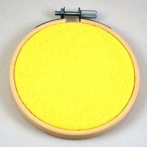 ピンバッジの壁掛け・レモンイエロー薄い黄色フェルト刺繍フープ直径10CM