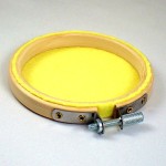 ピンバッジの壁掛け・レモンイエロー薄い黄色フェルト刺繍フープ直径10CM