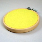 ピンバッジの壁掛け・レモンイエロー薄い黄色フェルト刺繍フープ直径10CM