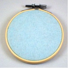 ピンバッジの壁掛け・ブルー水色フェルト刺繍フープ直径10CMディスプレイ