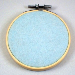 ピンバッジの壁掛け・ブルー水色フェルト刺繍フープ直径10CM