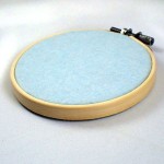 ピンバッジの壁掛け・ブルー水色フェルト刺繍フープ直径10CM