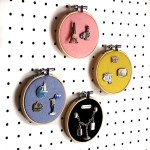 ピンバッジの壁掛け・ブルー水色フェルト刺繍フープ直径10CM