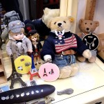 ピンバッジの壁掛け・ブルー水色フェルト刺繍フープ直径10CM