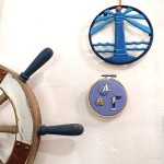 ピンバッジの壁掛け・ブルー水色フェルト刺繍フープ直径10CM