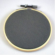 ピンバッジの壁掛け・グレー灰色フェルト刺繍フープ直径10CMディスプレイ