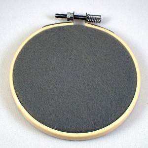 ピンバッジの壁掛け・グレー灰色フェルト刺繍フープ直径10CM