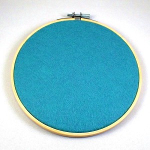ピンバッジの壁掛け・ブルー青色フェルト刺繍フープ直径16CM
