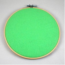 ピンバッジの壁掛け・グリーン明るい緑色フェルト刺繍フープ直径16CMディスプレイ