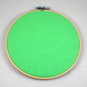 ピンバッジの壁掛け・グリーン明るい緑色フェルト刺繍フープ直径16CM