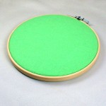 ピンバッジの壁掛け・グリーン明るい緑色フェルト刺繍フープ直径16CM