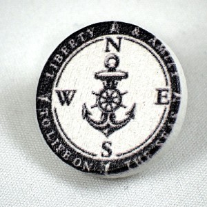 ピンバッジ・NEW!イカリ錨カジ東西南北コンパスNESWボート船ヨット木製 PAINTED WOOD BOAT ANCHOR