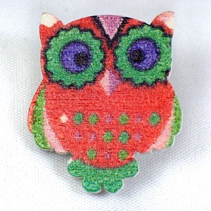 ピンバッジ・NEW!フクロウ赤い梟ミミズク木製 PAINTED WOOD OWL
