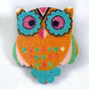 ピンバッジ・NEW!フクロウ梟ミミズク木製オレンジ色 PAINTED WOOD OWL