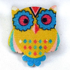 ピンバッジ・NEW!フクロウ黄色い梟ミミズク木製 PAINTED WOOD OWL