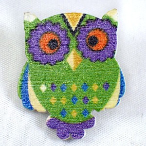 ピンバッジ・NEW!フクロウ緑グリーン梟ミミズク木製 PAINTED WOOD OWL