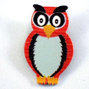 ピンバッジ・NEW!フクロウ赤い梟ミミズク木製 PAINTED WOOD OWL