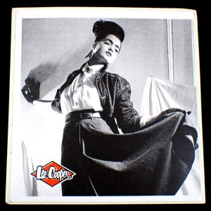 ステッカー・ジーンズのジャケット女の子モノクロ写真リークーパー洋服 LEE-COOPER JEANS ENGLAND