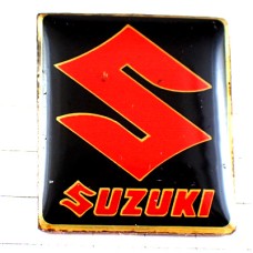 ピンバッジ・スズキSUZUKIの赤い「Ｓ」 JAPAN