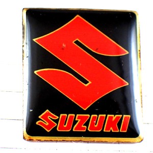 ピンバッジ・スズキSUZUKIの赤い「Ｓ」 JAPAN