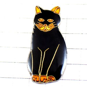 ピンバッジ・お座りする黒猫