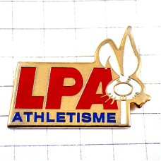 ピンバッジ・白いウサギ兎アスレチックＬＰＡ赤い文字