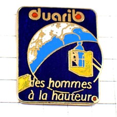 ピンバッジ・高いところにいる男と地球 DUARIB FRANCE