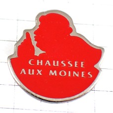 ピンバッジ・神父さんのチーズ赤い影 CHAUSSEE-AUX-MOINES FRANCE