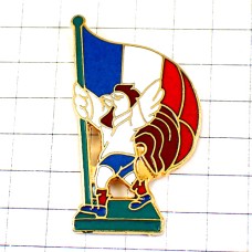 ピンバッジ・ニワトリ雄鶏フランス国旗を掲げる