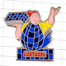 ピンバッジ・パスタの入った箱を運ぶ男 LUSTUCRU PASTA EGGS FRANCE