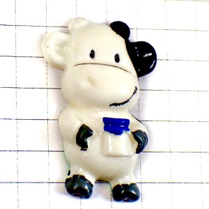 ピンバッジ・ホルスタイン牛ミルクの瓶プラスチック製